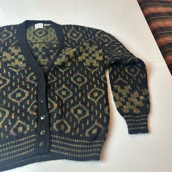 Vintage 90’sIVY Green Cardigan Sweater with V-neck and Geometric Pattern - Picture 2 of 6